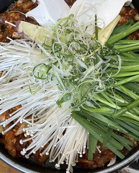 Sebzeli kızarmış tavuk.