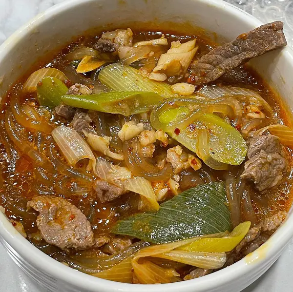 Tayland baharatlı biftek çorbası.