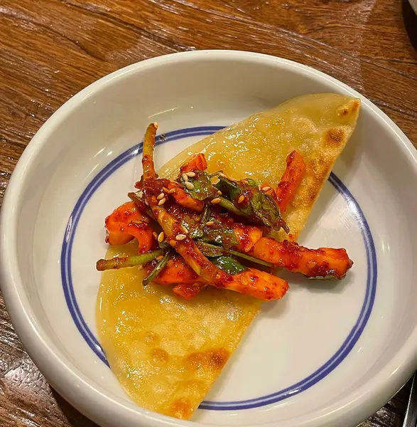 Sebzeli ve baharatlı kızarmış tavuk.