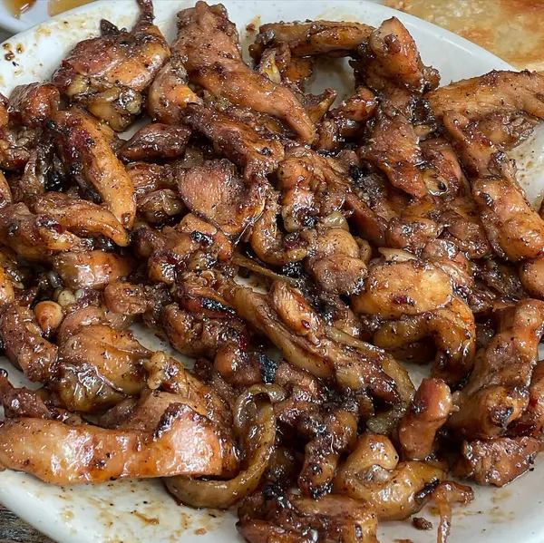 Baharatlı ve sebzeli kızarmış tavuk kanadı.