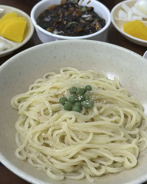 Lezzetli Asya yemeklerinin yakın görüntüsü