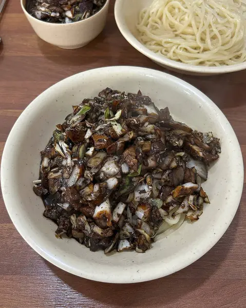 Kore yemeği, pirinç eriştesi.