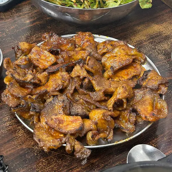 Sebze ve soslu kızarmış tavuk.