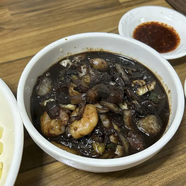 Lezzetli Asya yemeklerinin yakın görüntüsü