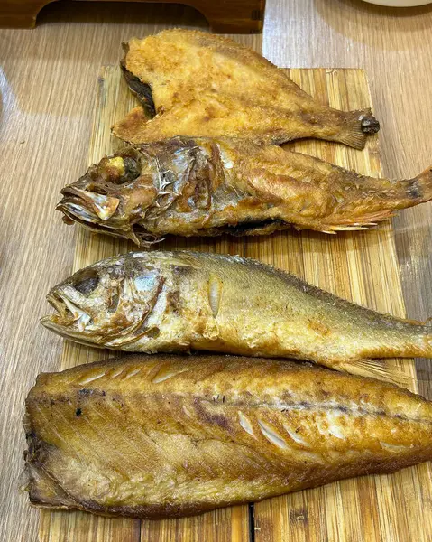 Markette kızarmış uskumru.