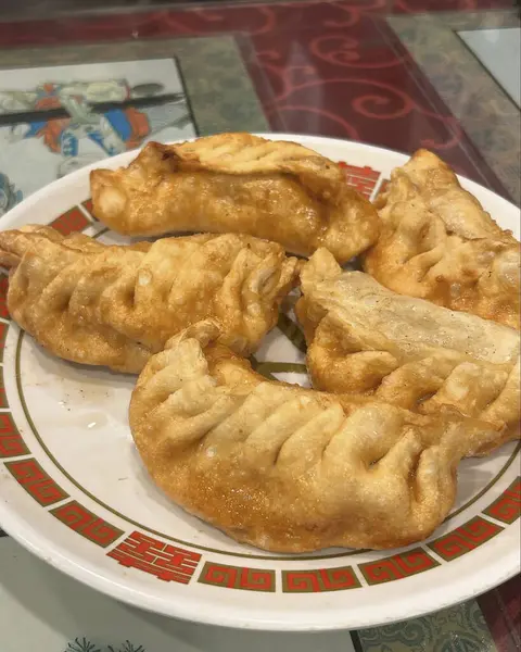 Sos ve baharatlı kızarmış tavuk kanadı.