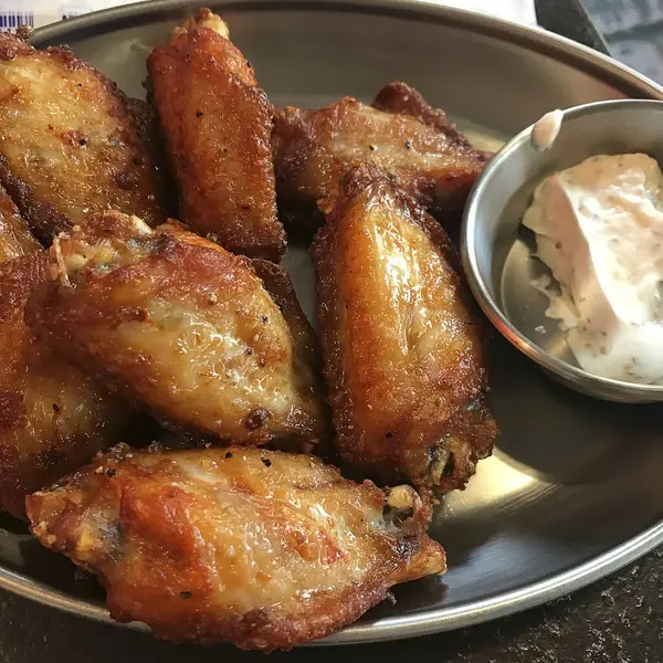 bir tabak kızarmış tavuk kanatları