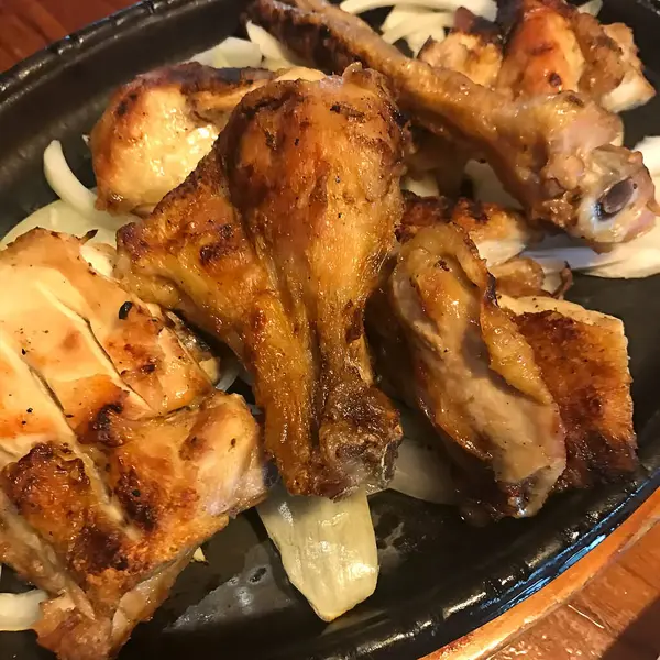 Soğanlı tavuk budu.