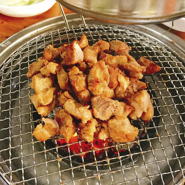 Tavada ızgara tavuk ve sebze.