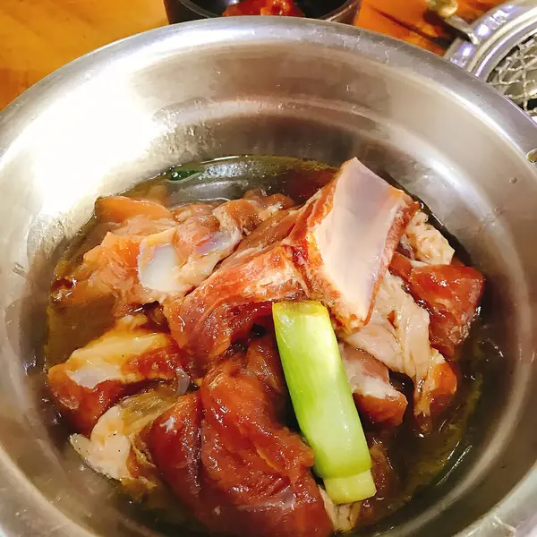 Sebze ve baharatlı domuz güveci.