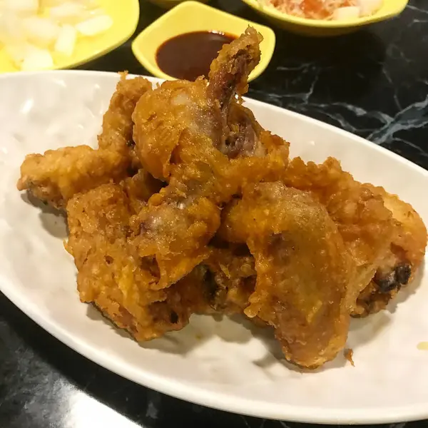 Sarımsaklı ve soslu kızarmış tavuk.