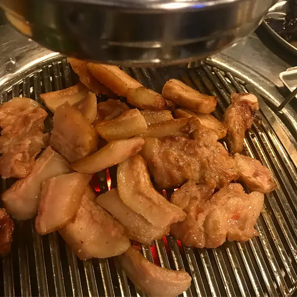 Soslu ve sebzeli ızgara tavuk.