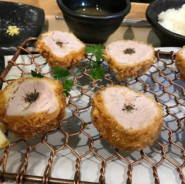 Patates ve baharatlı kızarmış tavuk.