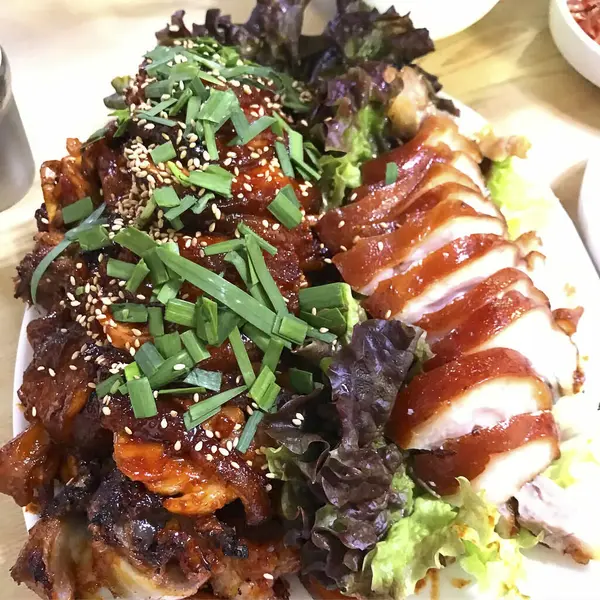 Sebze ve baharatlı taze ızgara tavuk.