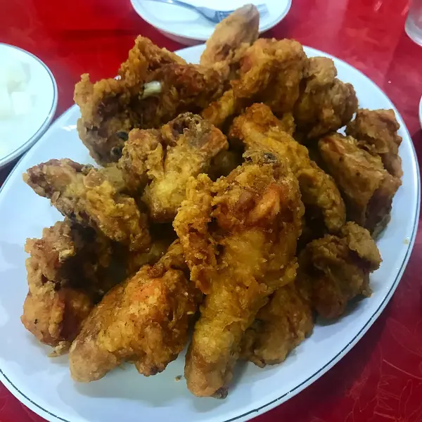 Sos ve baharatlı kızarmış tavuk kanadı.