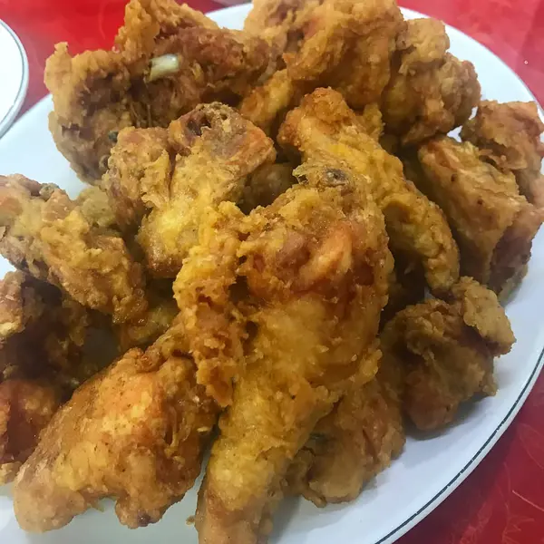 Soslu ve sebzeli kızarmış tavuk.