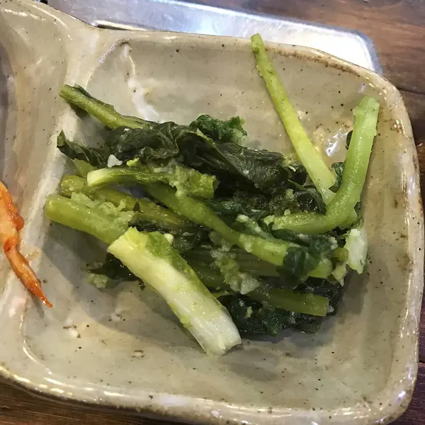 Kore yemekleri kızarmış lahana ve kimchi.