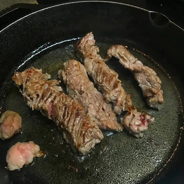 Tavada sebzeli ızgara biftek.