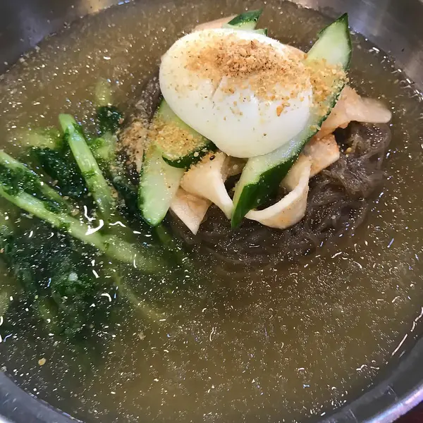 Çin usulü pirinç, yumurta, çorba, sebze, baharat ve diğer malzemeler.