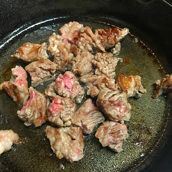 Tavada domuz eti pişiriyorum. Kapatın.