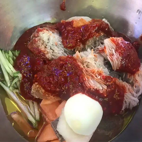 Pirinçli Kore usulü sığır etli kimchi.