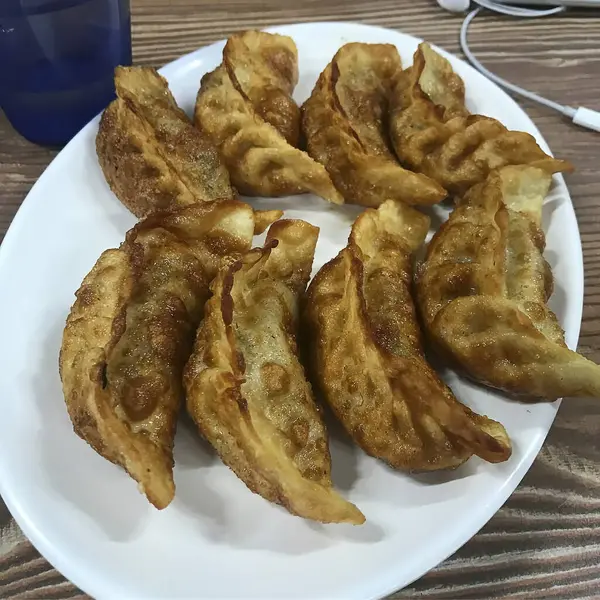 Sebzeli ve baharatlı kızarmış balık.