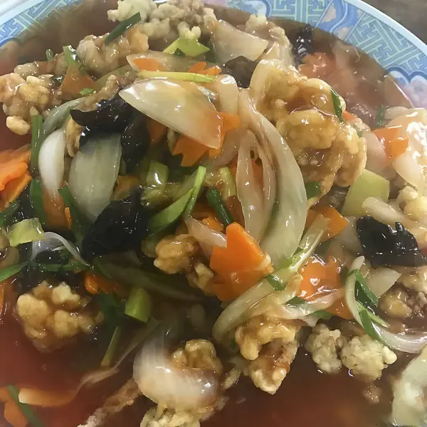 Sebze ve soslu kızarmış tavuk.