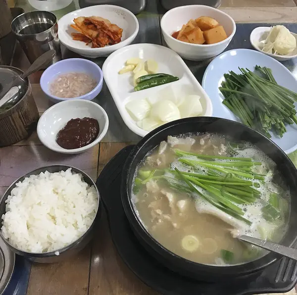 Bir tabak domuzun mutfak fotoğrafı.