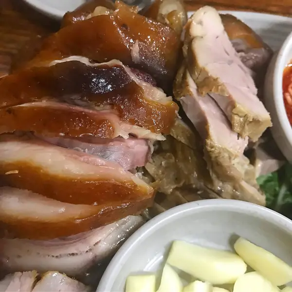 Soslu ve sebzeli ızgara domuz pirzolası.