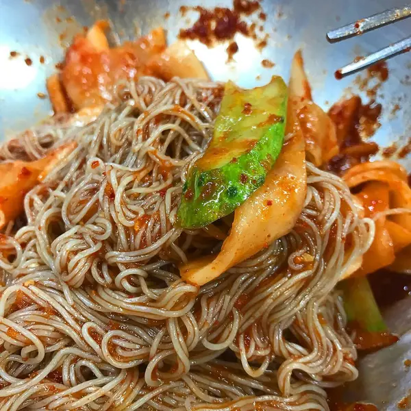 Sebze ve soslu kızarmış tavuk.