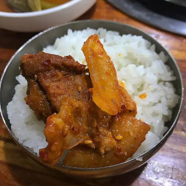 Pirinç ve sebzeli kızarmış tavuk.