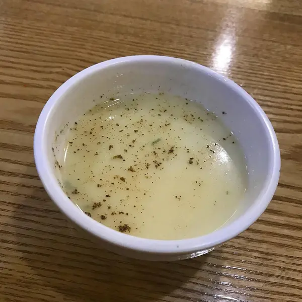 Yüksek açılı yeşil yapraklı lezzetli bir çorba.