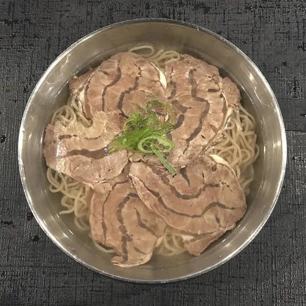 Siyah kasede etli kızarmış şehriye.