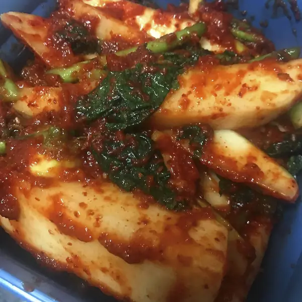 Kore yemeği kızartılmış sebze ve kimchi.