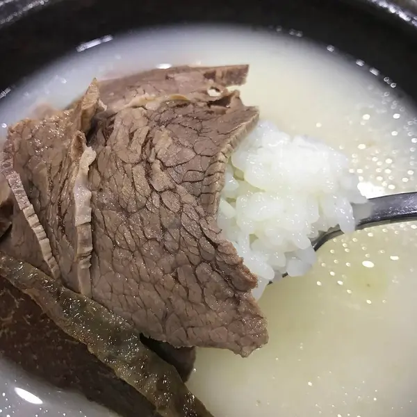 Sebzeli bir tabak pirinci yakın.