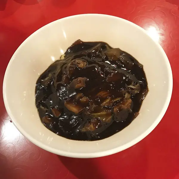 Lezzetli Asya yemeklerinin yakın görüntüsü