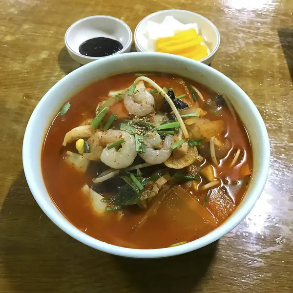 Kızarmış eriştenin mutfak fotoğrafı.