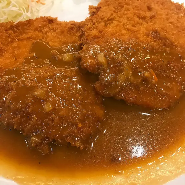 Pirinç ve sebzeli kızarmış tavuk.