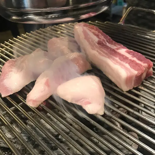 Baharatlı ve otlu domuz pirzolası.