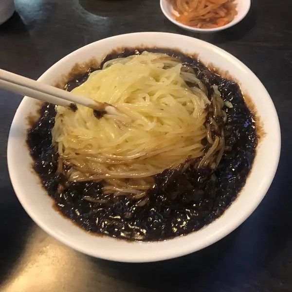 Lezzetli Asya yemeklerinin yakın görüntüsü