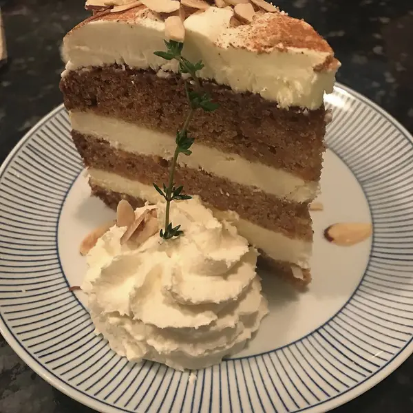 Krem şanti ve naneli lezzetli bir pastanın dikey çekimi.