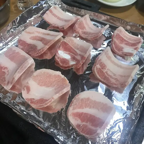 Tahtada çiğ domuz göbeği.