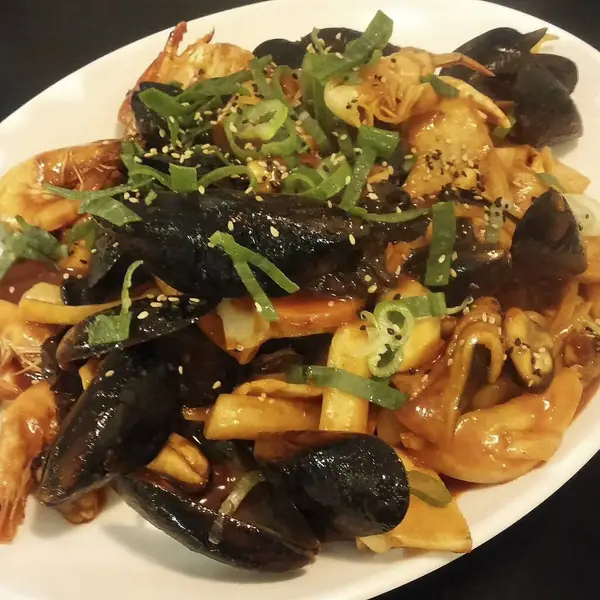 Lezzetli Asya yemeklerinin yakın görüntüsü