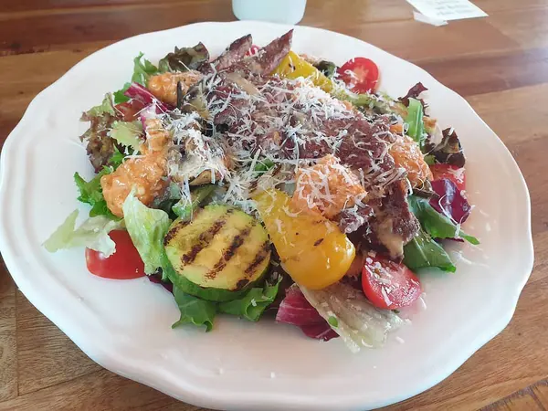 Sebzeli ve peynirli sağlıklı salata.