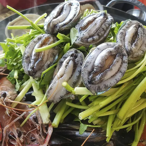 Deniz ürünleri ve baharatlı taze karides.