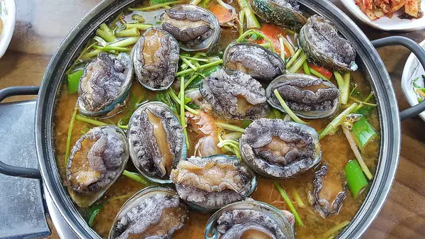 Tavada kızarmış balık.