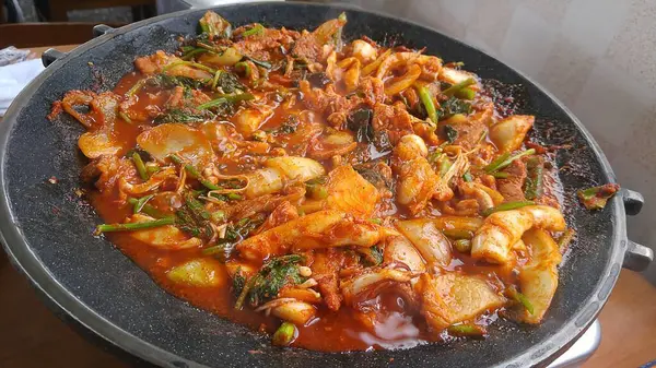 Sebzeli ve baharatlı kızarmış tavuk.