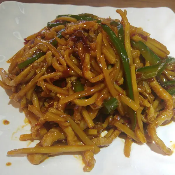 Kızarmış erişteyi domuz eti ve sebzeyle karıştırın.