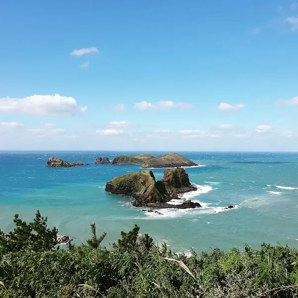 Beyaz kumlu güzel bir deniz manzarası.