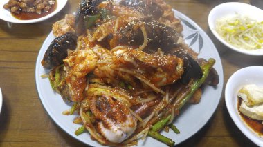 Kızarmış tavuğun mutfak fotoğrafı.